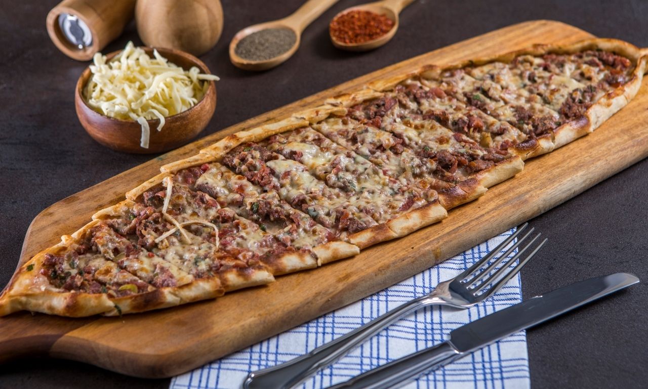 Kıymalı Kaşarlı Pide